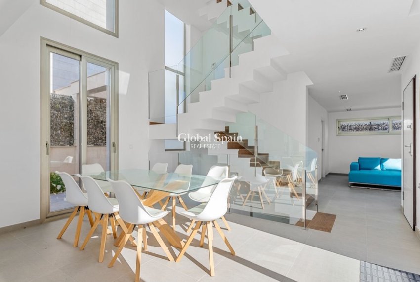 Venta - Villa -
ORIHUELA COSTA - VILLAMARTÍN