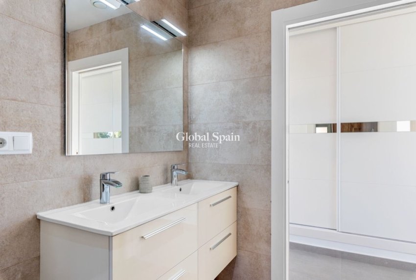 Venta - Villa -
ORIHUELA COSTA - VILLAMARTÍN