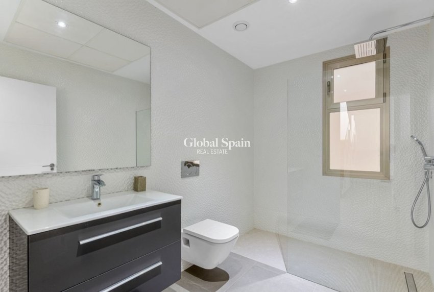 Venta - Villa -
ORIHUELA COSTA - VILLAMARTÍN