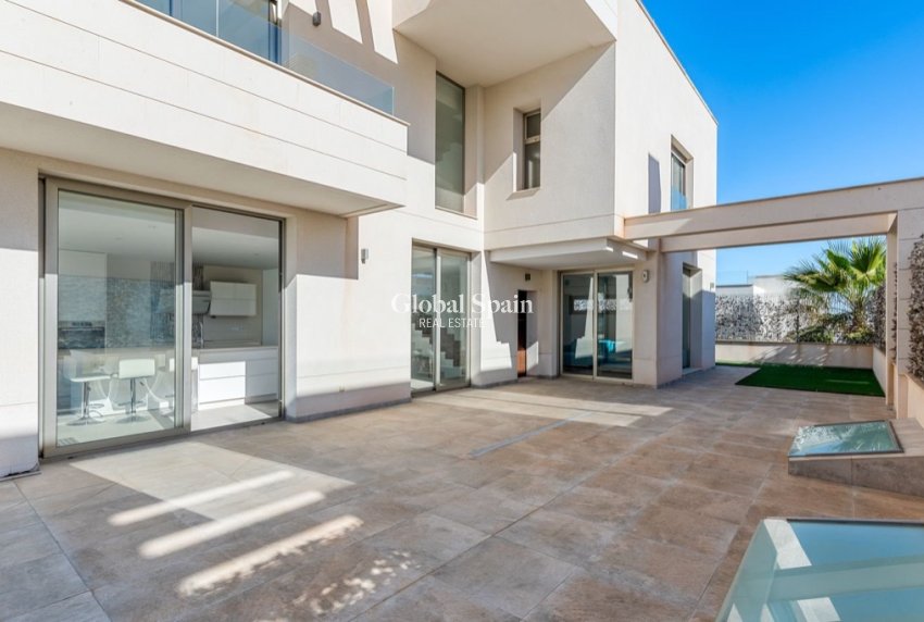 Venta - Villa -
ORIHUELA COSTA - VILLAMARTÍN