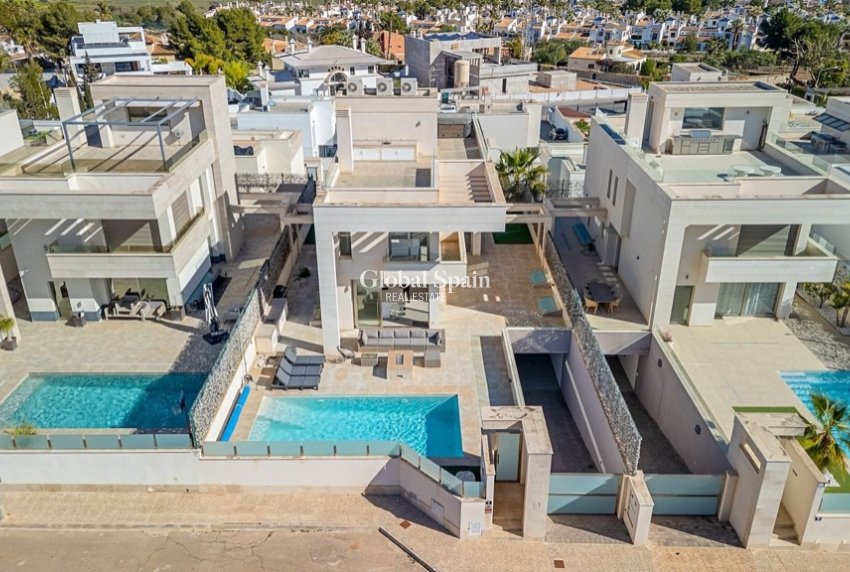 Venta - Villa -
ORIHUELA COSTA - VILLAMARTÍN