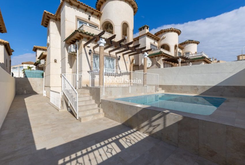 Venta - Villa -
ORIHUELA COSTA - VILLAMARTÍN