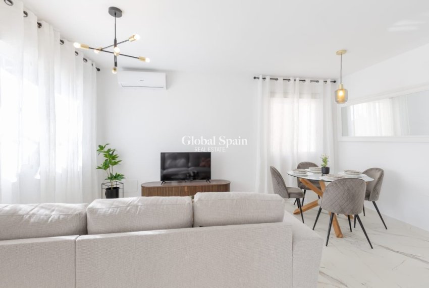 Venta - Villa -
ORIHUELA COSTA - VILLAMARTÍN