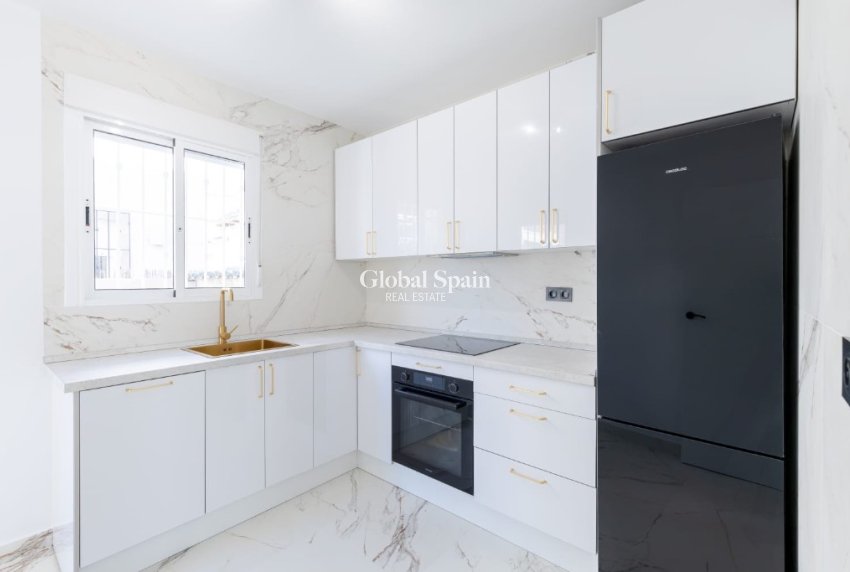 Venta - Villa -
ORIHUELA COSTA - VILLAMARTÍN