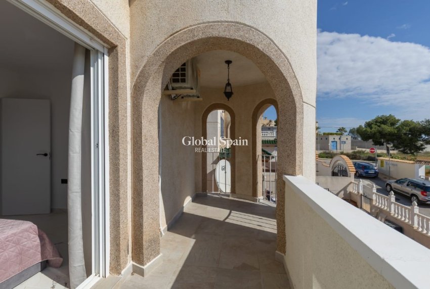 Venta - Villa -
ORIHUELA COSTA - VILLAMARTÍN