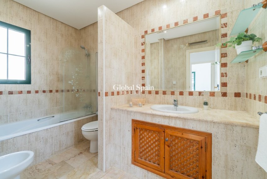 Venta - Villa -
ORIHUELA COSTA - VILLAMARTÍN