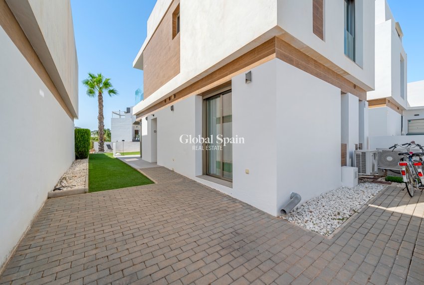 Venta - VILLA -
ORIHUELA COSTA - VILLAMARTÍN
