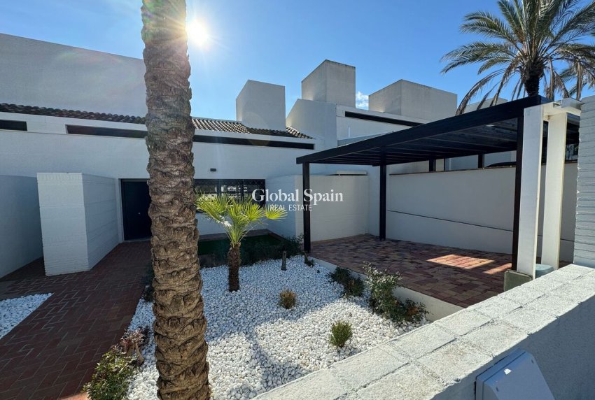 Venta - VILLA -
PERALEJA GOLF - Inland