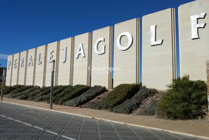 Venta - VILLA -
PERALEJA GOLF - Inland