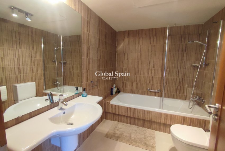 Venta - VILLA -
PERALEJA GOLF - Inland