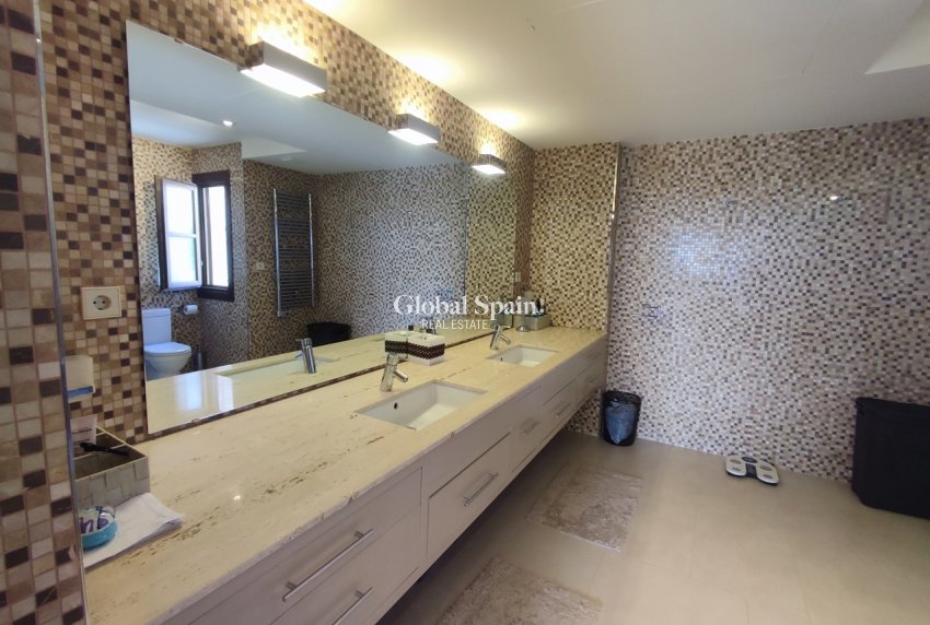 Venta - VILLA -
PERALEJA GOLF - Inland