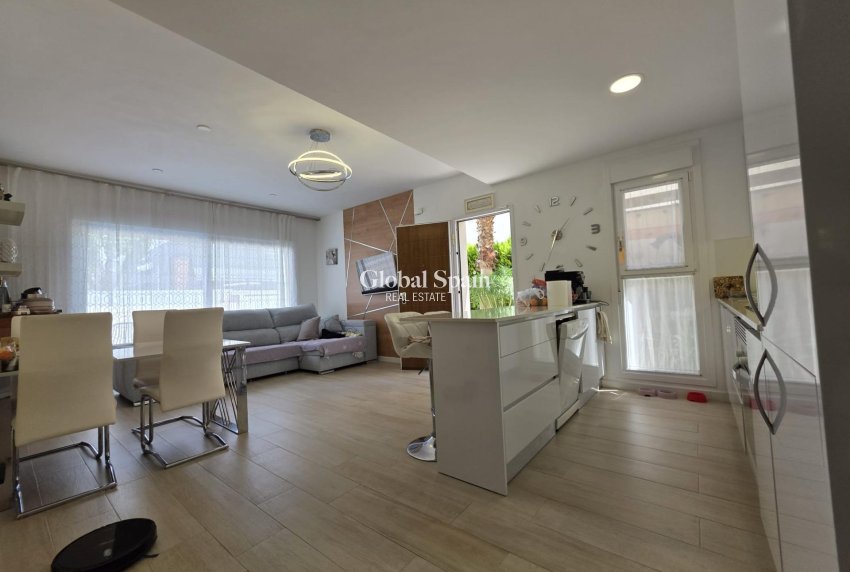 Venta - VILLA -
PILAR DE LA HORADADA - Zona Pueblo