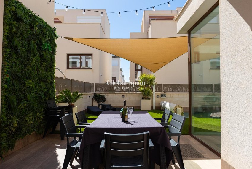 Venta - VILLA -
ROJALES - Pueblo bravo