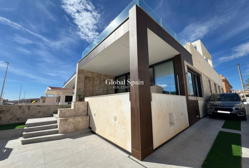 Venta - VILLA -
TORREVIEJA - La Mata