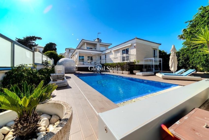 Venta - VILLA -
TORREVIEJA - La Mata
