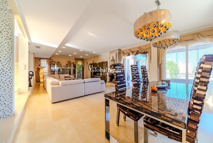 Venta - VILLA -
TORREVIEJA - La Mata
