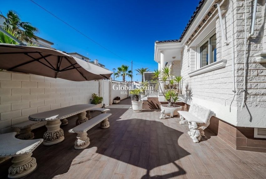 Venta - VILLA -
TORREVIEJA - La Mata
