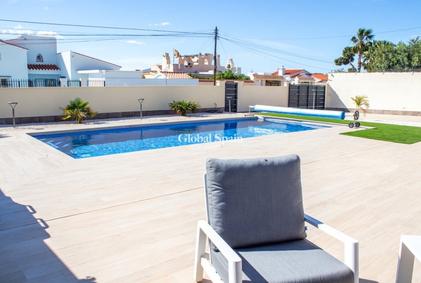 Venta - VILLA -
TORREVIEJA - La Siesta - El Salado - Torreta