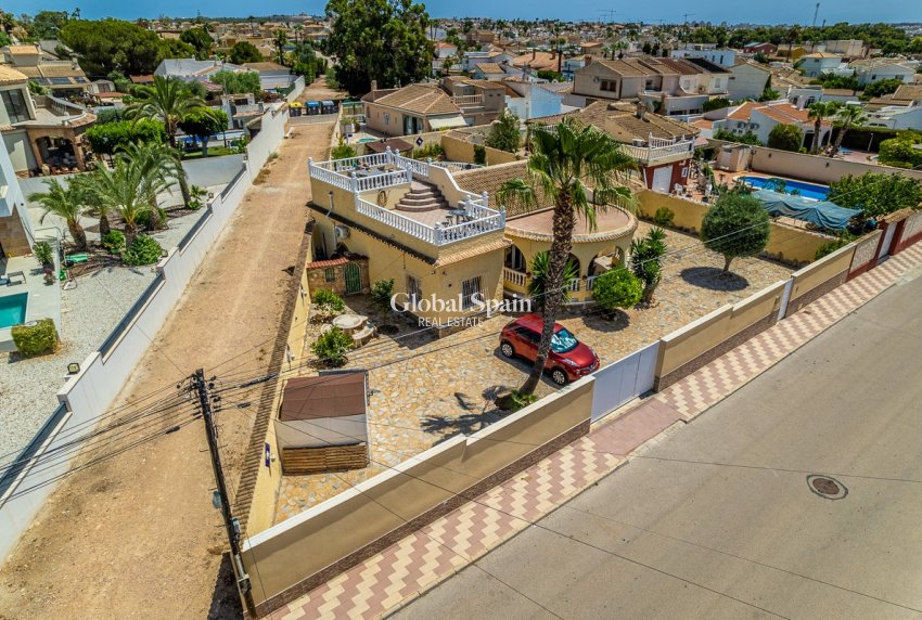 Venta - Villa -
TORREVIEJA - La Siesta