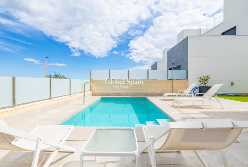 Venta - Villa -
TORREVIEJA - LOS BALCONES - LOS ALTOS