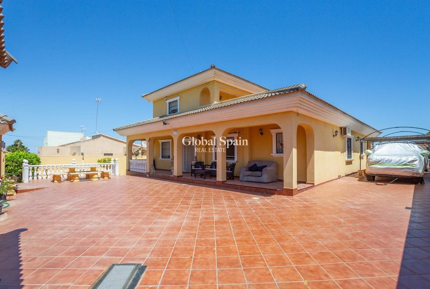 Venta - Villa -
TORREVIEJA - LOS BALCONES - LOS ALTOS