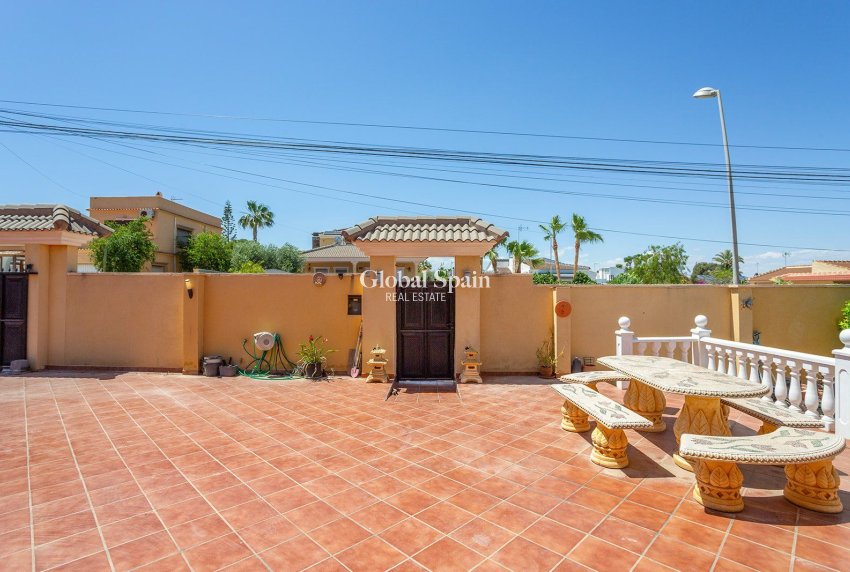 Venta - Villa -
TORREVIEJA - LOS BALCONES - LOS ALTOS