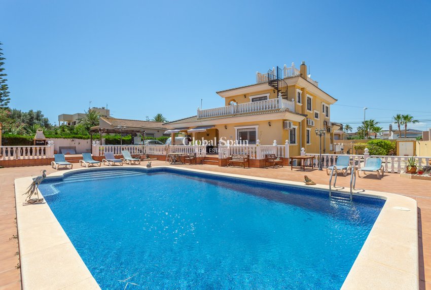 Venta - Villa -
TORREVIEJA - LOS BALCONES - LOS ALTOS
