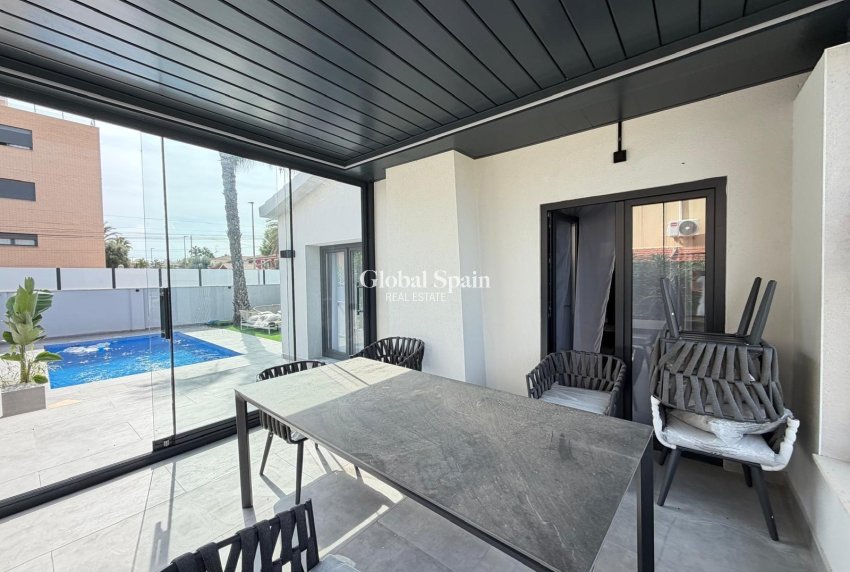 Venta - VILLA -
TORREVIEJA - Punta Prima