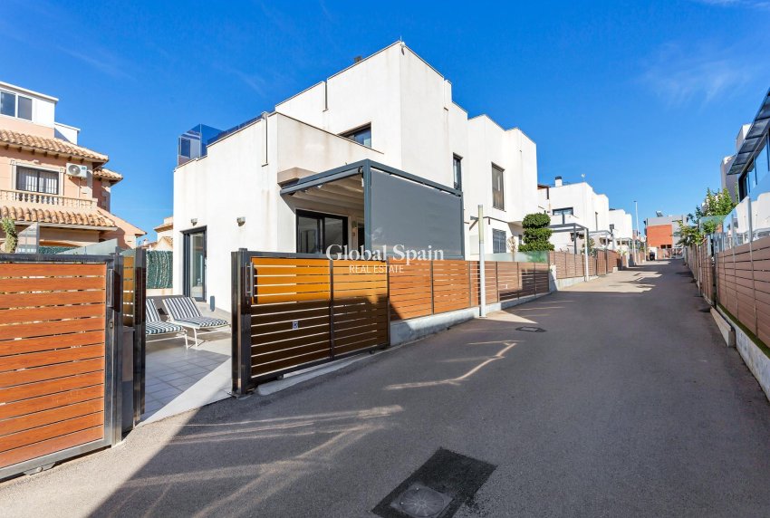 Venta - Villa -
TORREVIEJA - Sector 25