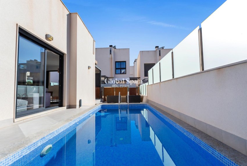 Venta - Villa -
TORREVIEJA - Sector 25