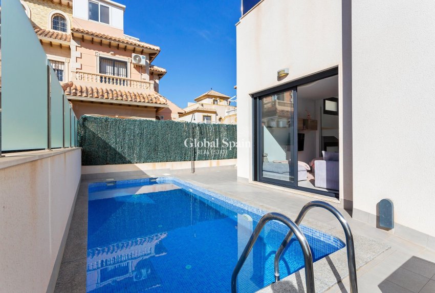 Venta - Villa -
TORREVIEJA - Sector 25