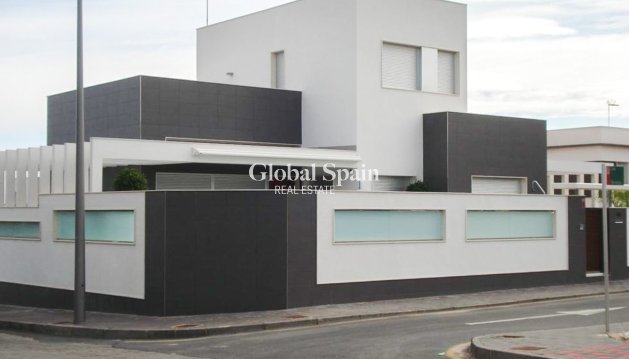 Villa / Doppelhaushälfte - Wiederverkauf - ORIHUELA COSTA -
                MIL PALMERAS 