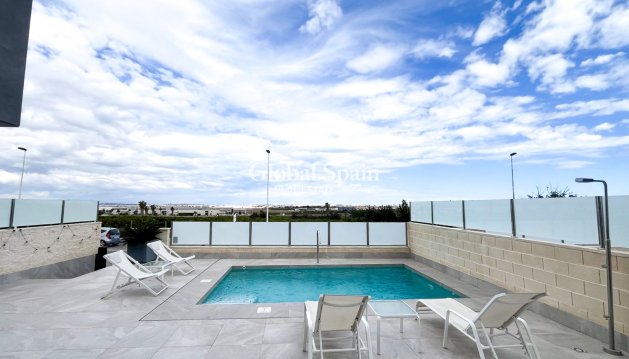 Villa / Halfvrijstaand - Wederverkoop - TORREVIEJA -
                LOS BALCONES - LOS ALTOS