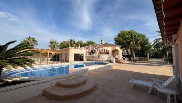VILLA - Resale - DOLORES -
                Cmno. Escorredor