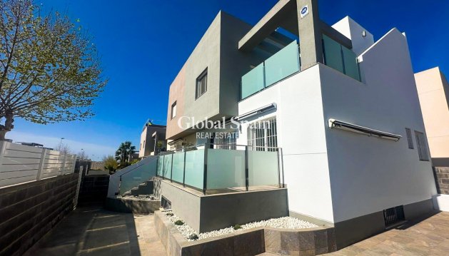 VILLA - Resale -
                TORREVIEJA - SIS-34349