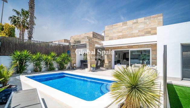 VILLA - Revente - ALGORFA -
                La Finca Golf