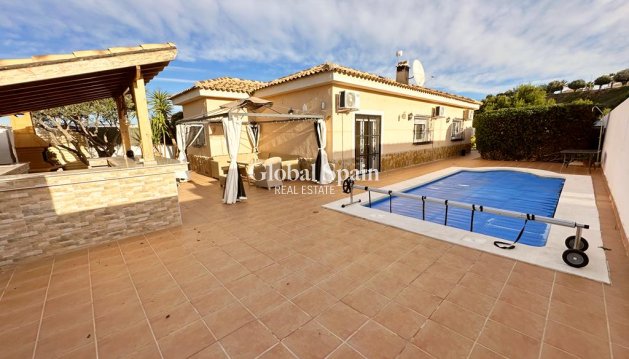 VILLA - Venta - GEA Y TRUYOLS -
                Inland