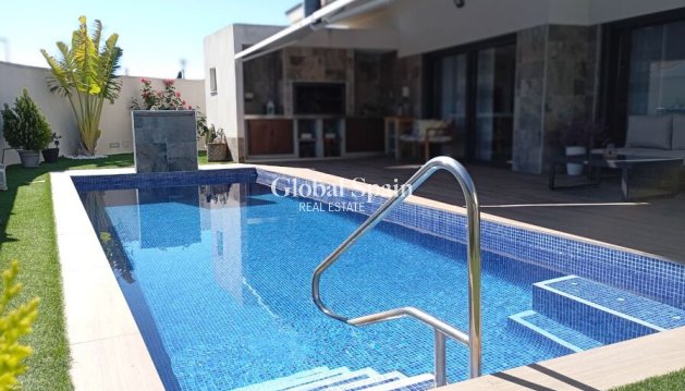 VILLA - Wederverkoop - DAYA NUEVA -
                Costa Blanca