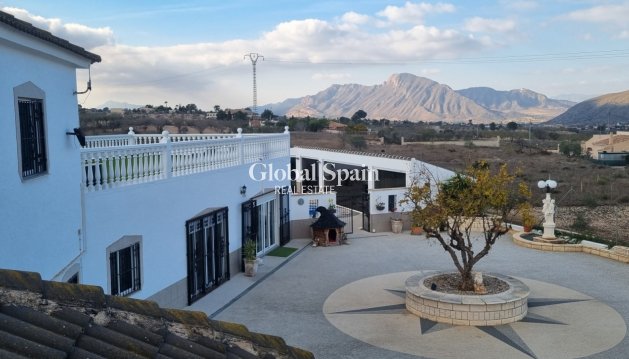 VILLA - Wederverkoop - HONDÓN DE LOS FRAILES -
                Inland