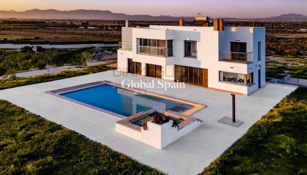 VILLA - Wederverkoop - LA MARINA -
                LA MARINA