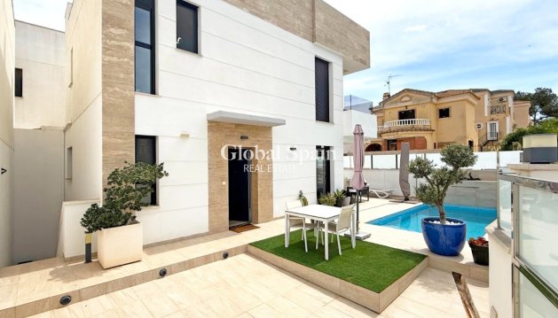 VILLA - Wederverkoop - ORIHUELA COSTA -
                Costa Blanca