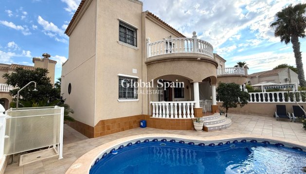 VILLA - Wederverkoop - ORIHUELA COSTA -
                Costa Blanca