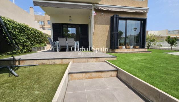 VILLA - Wederverkoop - ORIHUELA COSTA -
                La Regia