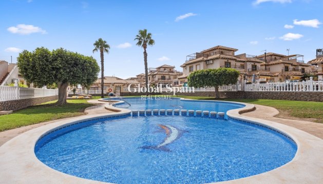 VILLA - Wederverkoop - ORIHUELA COSTA -
                La Regia