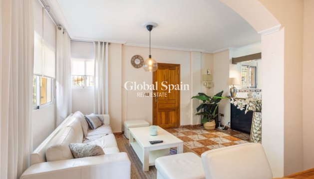 VILLA - Wederverkoop - ORIHUELA COSTA -
                La Regia
