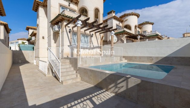 Villa - Wederverkoop - ORIHUELA COSTA -
                VILLAMARTÍN