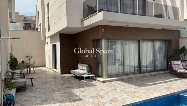 VILLA - Wederverkoop - ORIHUELA COSTA -
                VILLAMARTÍN