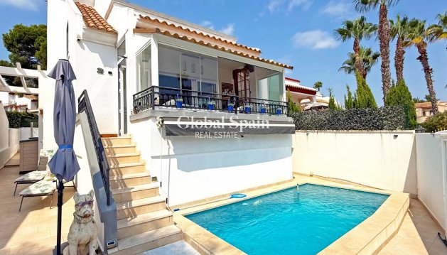 VILLA - Wederverkoop - ORIHUELA COSTA -
                VILLAMARTÍN