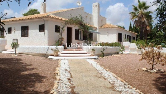 VILLA - Wederverkoop - ORIHUELA COSTA -
                VILLAMARTÍN