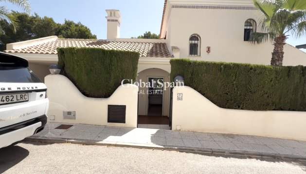 VILLA - Wederverkoop - ORIHUELA -
                Inland